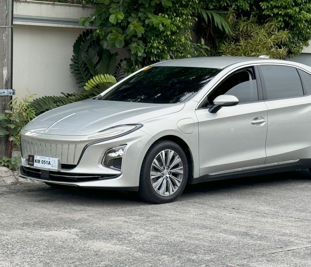 Hongqi E-QM5 parked outdoors, showing its signature vertical-slat grille